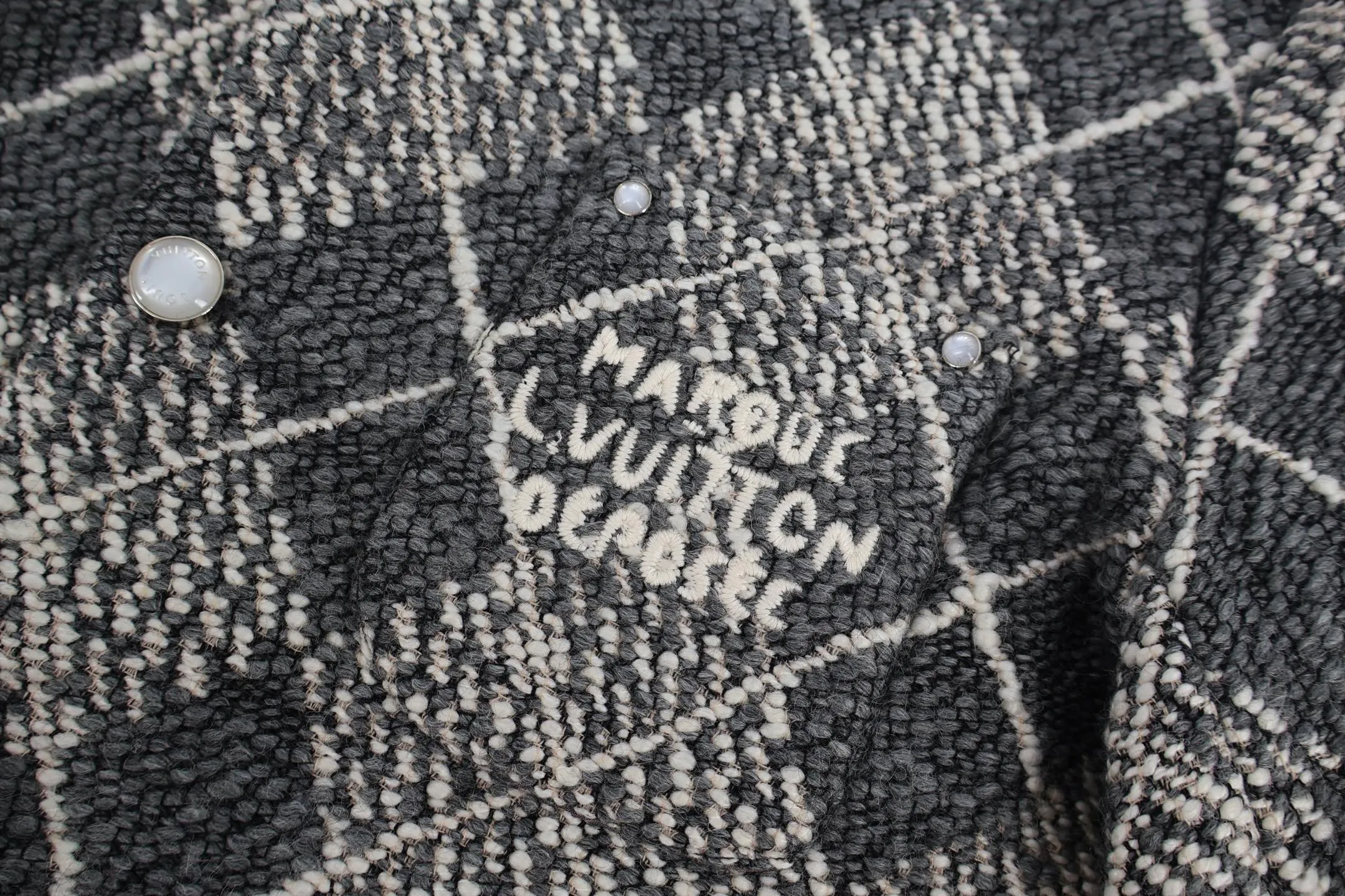 🅿️1500 1v 25SS rhombus collarless small fragrant style jacket. The original version was purchased and developed for 45,000. It is made of 80% wool blended 20% nylon batch woven rhombus pattern gray fabric. This collarless jacket is a new chapter in Louis Vuitton tailoring. Bouquet jacquard reconstructs the traditional Damier pattern, giving it a visual effect like an Argyle pattern. Pearlescent buttons and Marque L.Vuitton Déposée logo embroidery. The interior is made of custom-woven gray checkerboard cupro fiber lining, which is comfortable, skin-friendly and breathable. Size:46-48-50-52